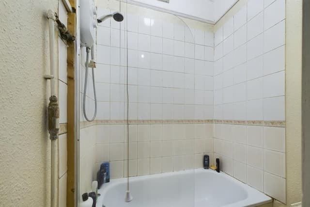 Room 2 38 Thornbury Avenue - Image 6