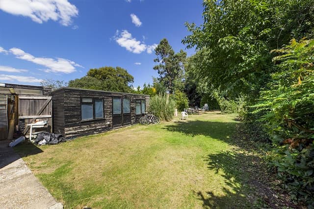 Room 9, 38 Thornbury Avenue - Image 6