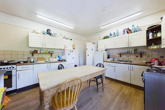 Room 9, 38 Thornbury Avenue - Image 5