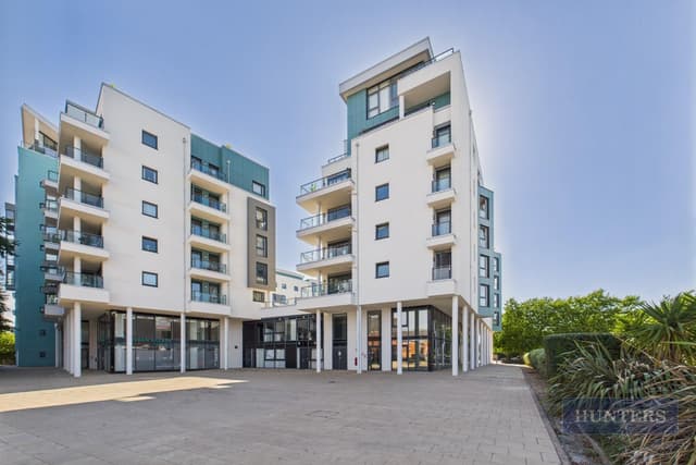 18, Colbalt Quarter Maritime Walk - Image 1