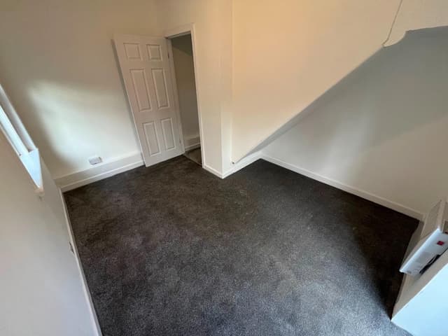 Flat 3, 32 The Polygon - Image 2
