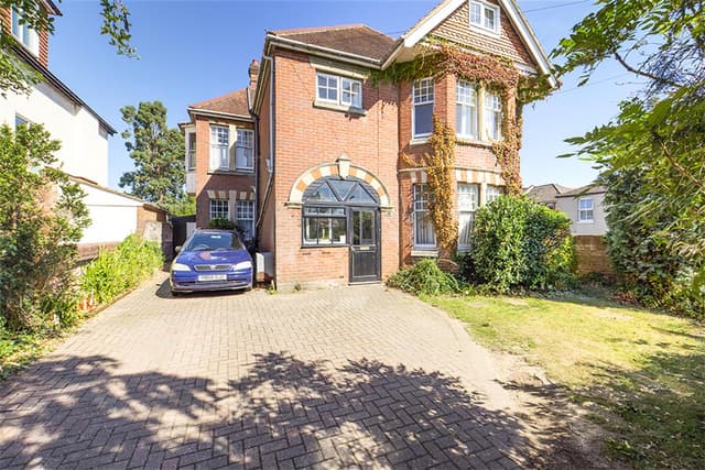 Room 9, 38 Thornbury Avenue - Image 1