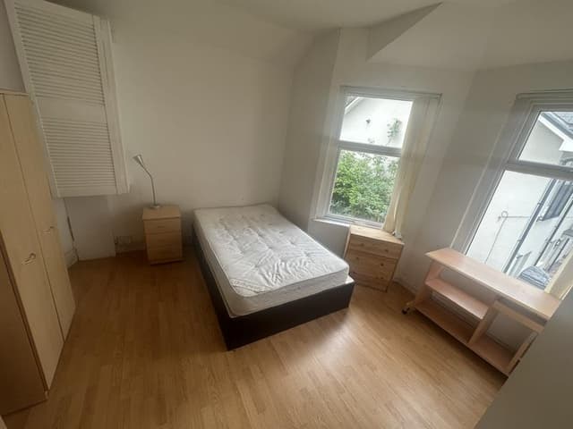 Flat 2, 3 Claude Place - Image 1