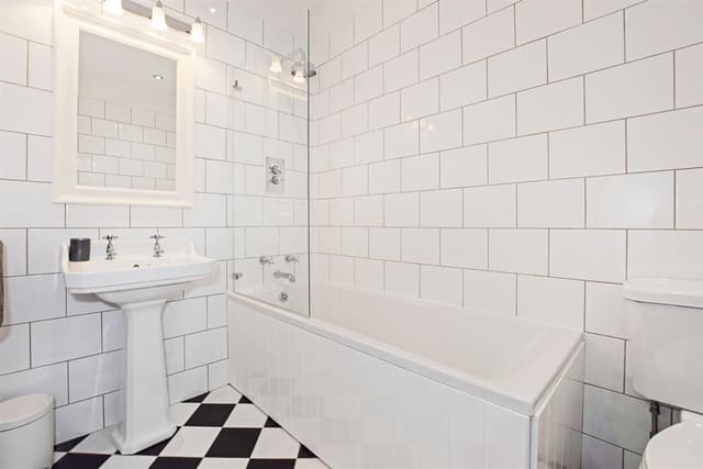 Flat 3, Royal Court 56 Bugle Street - Image 10
