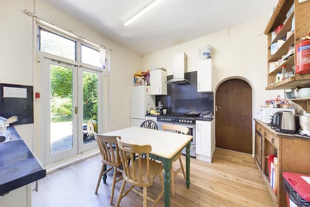 Room 9, 38 Thornbury Avenue - Image 12