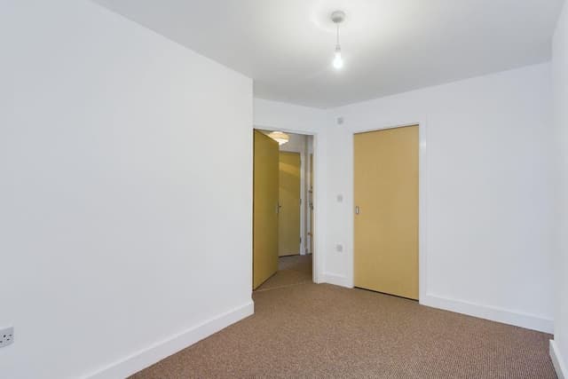37, Kimber House 118 High Street - Image 6