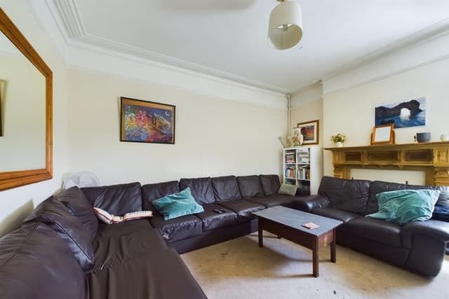 Room 2 38 Thornbury Avenue - Image 8