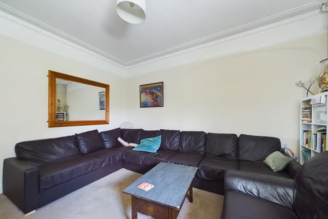 Room 2 38 Thornbury Avenue - Image 9