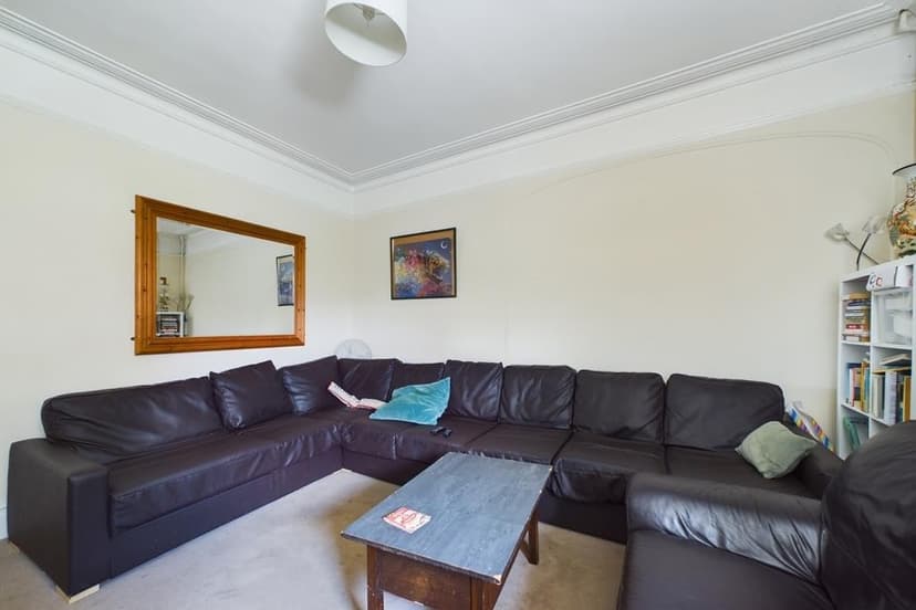 Room 2 38 Thornbury Avenue - Image 9