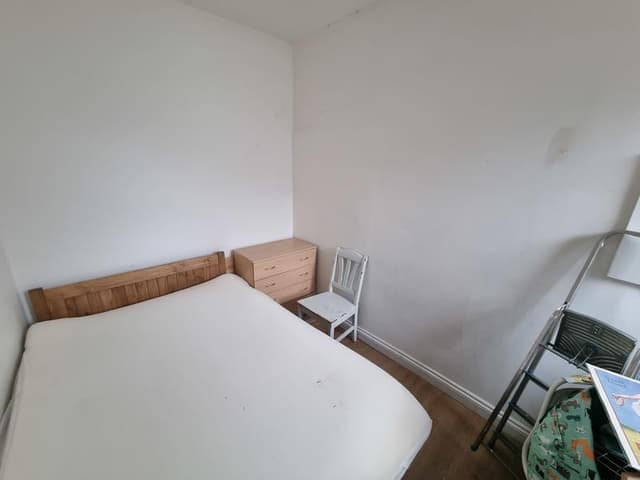 Flat 2, 3 Claude Place - Image 2