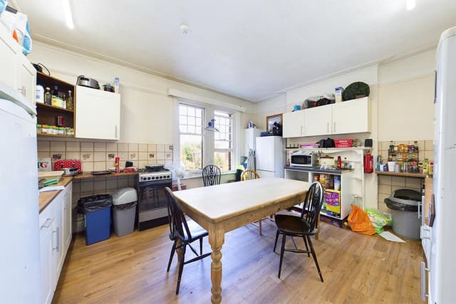 Room 9, 38 Thornbury Avenue - Image 4