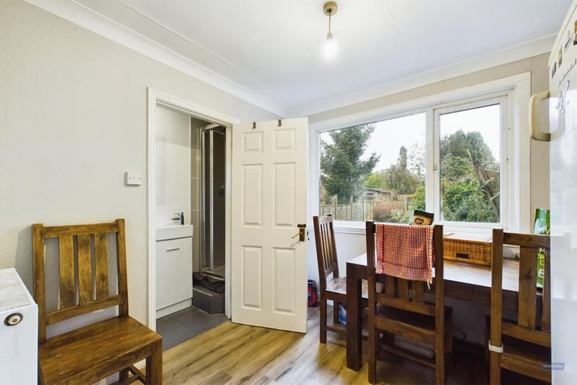 Room 6, 61 Atherley Road - Image 4