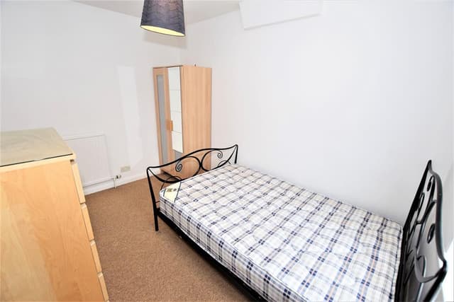 Room 3, 22 Dale Road - Image 7