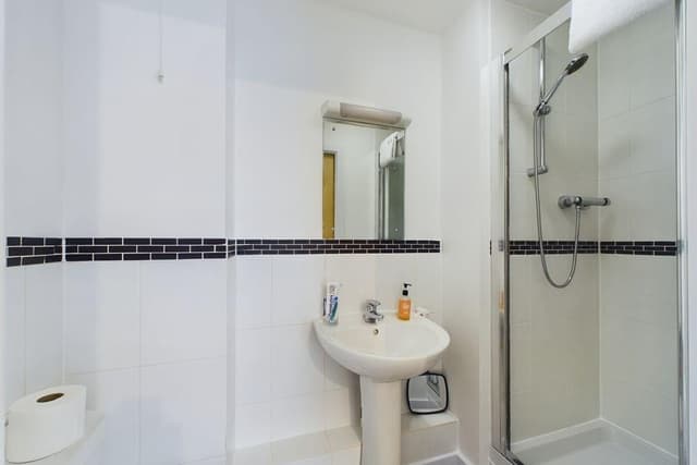 37, Kimber House 118 High Street - Image 8
