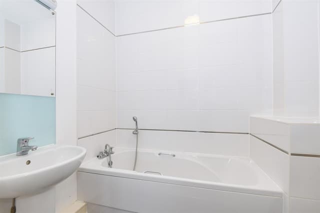 46 James Weld Close - Image 4