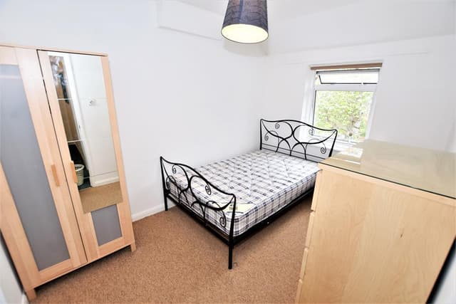 Room 3, 22 Dale Road - Image 6