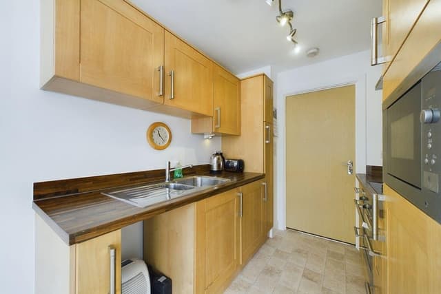 37, Kimber House 118 High Street - Image 4