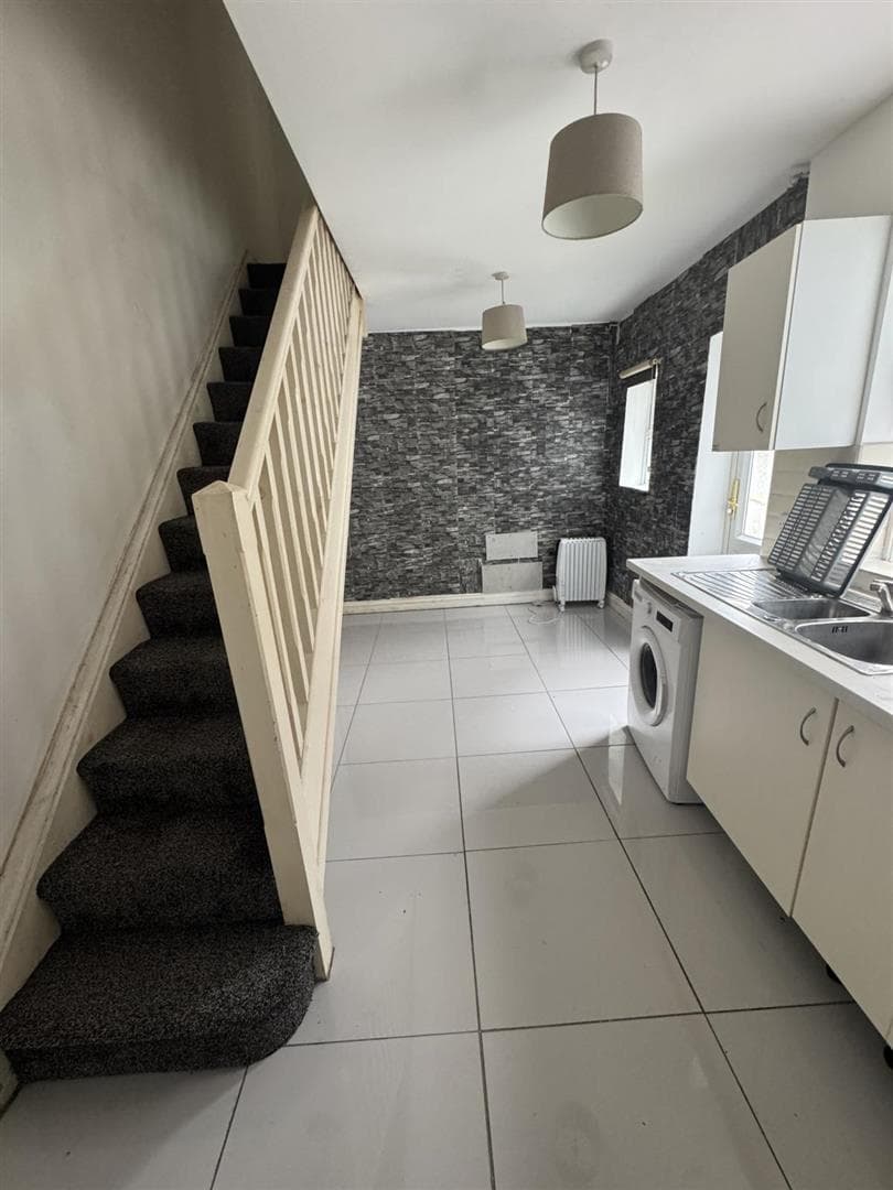 Flat 1, 324 Cowbridge Road East - Image 3