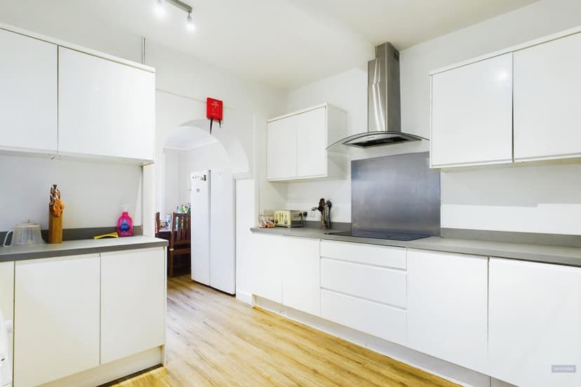 Room 6, 61 Atherley Road - Image 5