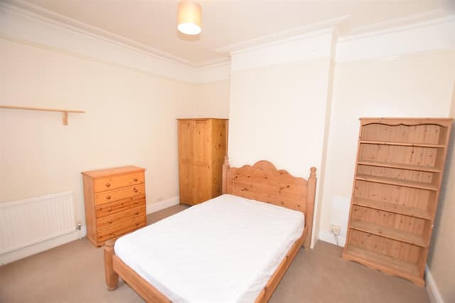 Room 3 38 Thornbury Avenue - Image 12