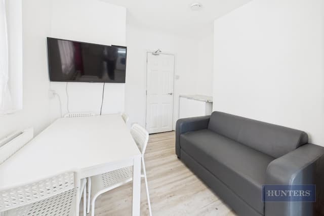 Room 4, 75 Westminster Road - Image 5