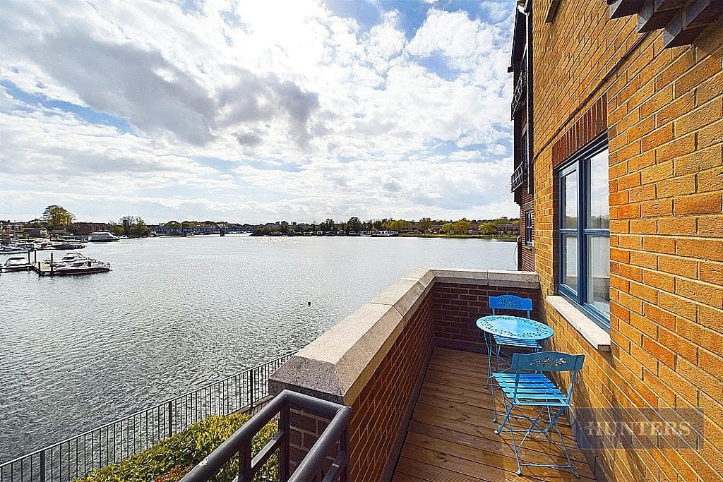 32 Riverdene Place