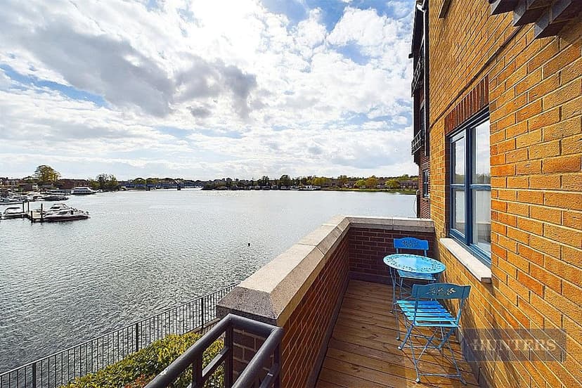 32 Riverdene Place - Image 1