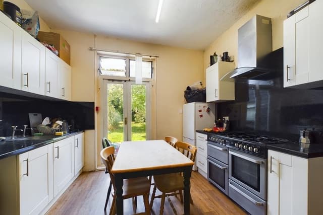 Room 2 38 Thornbury Avenue - Image 7