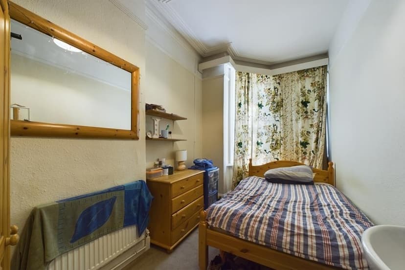 Room 2 38 Thornbury Avenue - Image 2