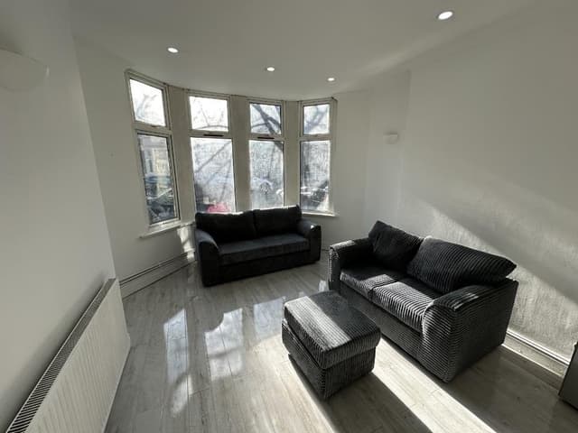 Flat 1, 27 Marlborough Road - Image 1