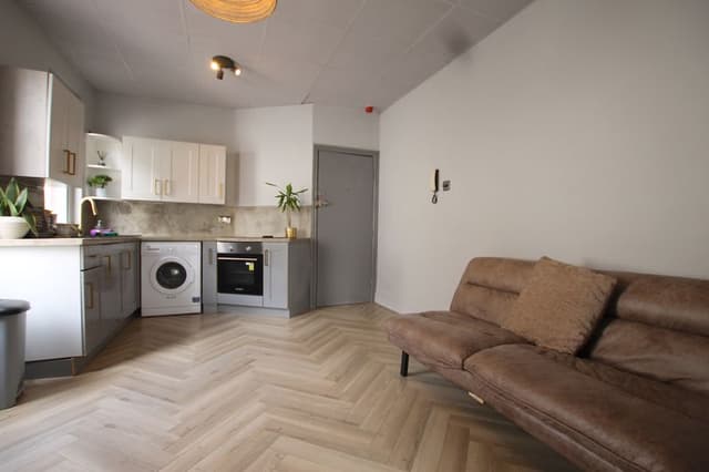 25 Connaught Road, Cardiff - Image 2