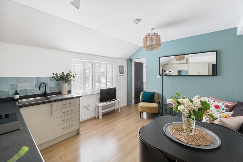 Flat 1, 88  Albany Road, Cardiff - Image 2