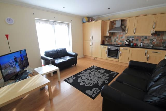 Flat 9, 168 Newport Road, Cardiff - Image 1