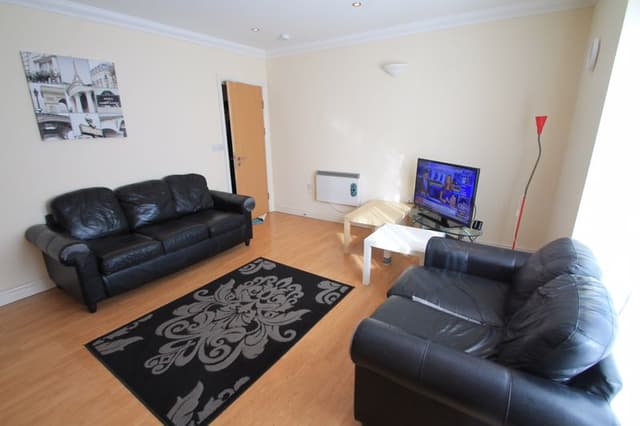 Flat 9, 168 Newport Road, Cardiff - Image 2