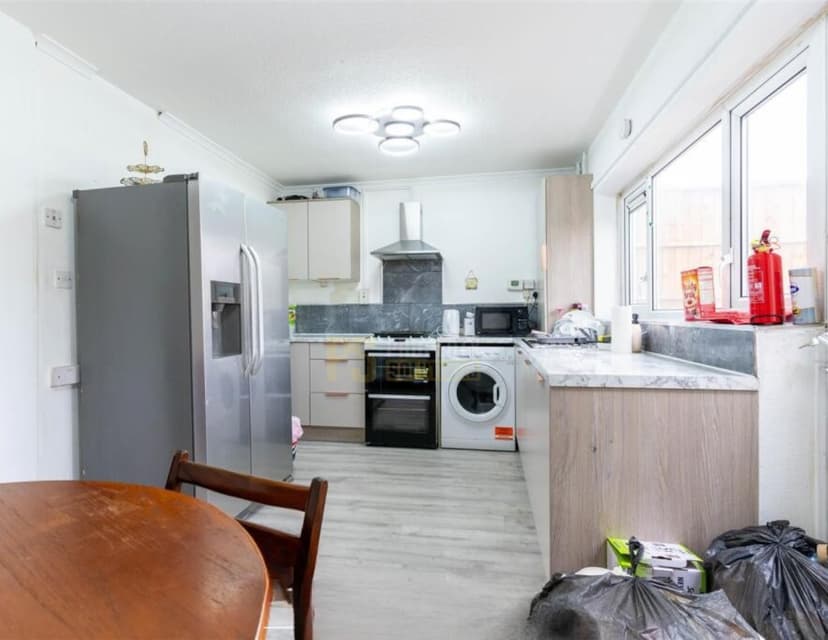 3 Beeston Close - Image 1