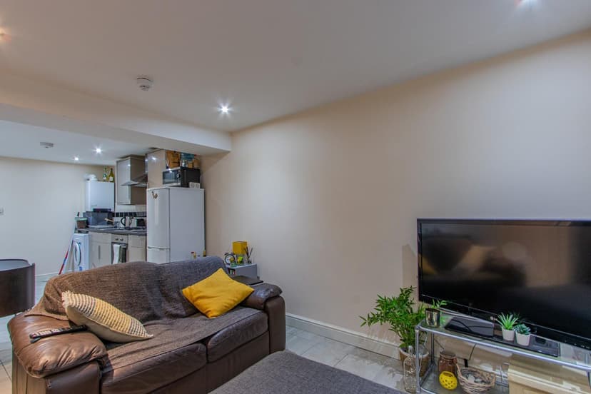 1, 88 Richmond Road - Image 4