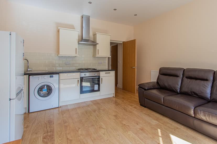 1, 28 Colum Road - Image 3