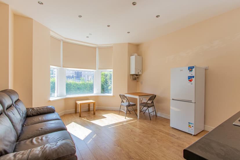 1, 28 Colum Road - Image 2