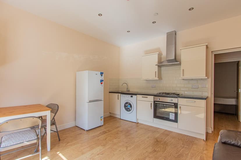 1, 28 Colum Road - Image 1