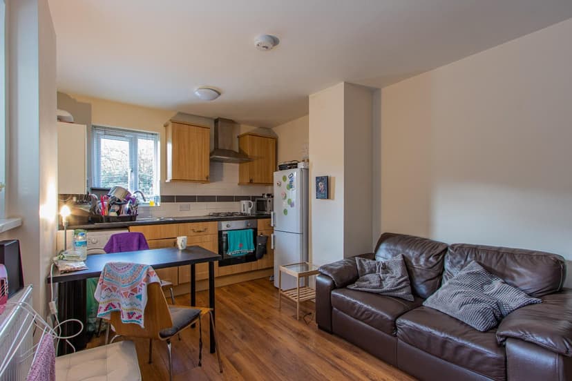 3, 11 Richmond Crescent - Image 1