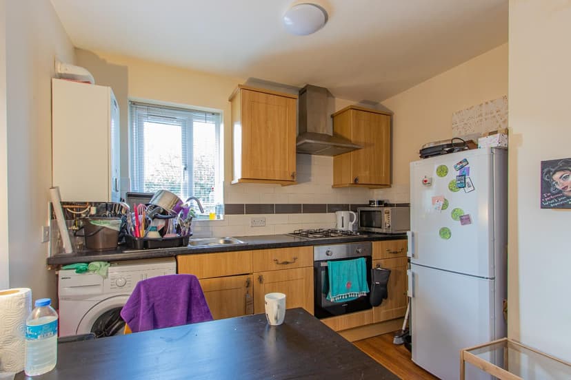 3, 11 Richmond Crescent - Image 2