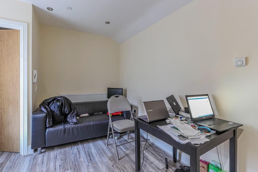 3, 6 Cyril Crescent - Image 3