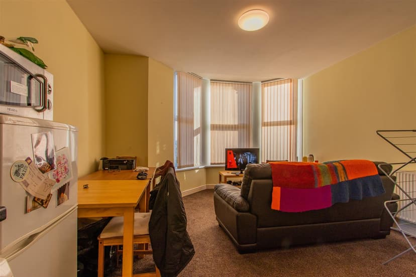 5, 177A Newport Road - Image 2