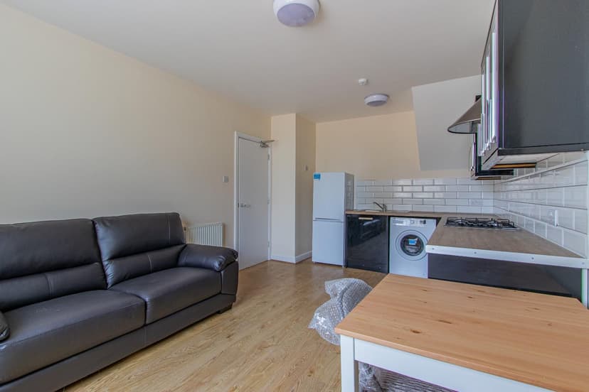 2, 177B Newport Road - Image 1