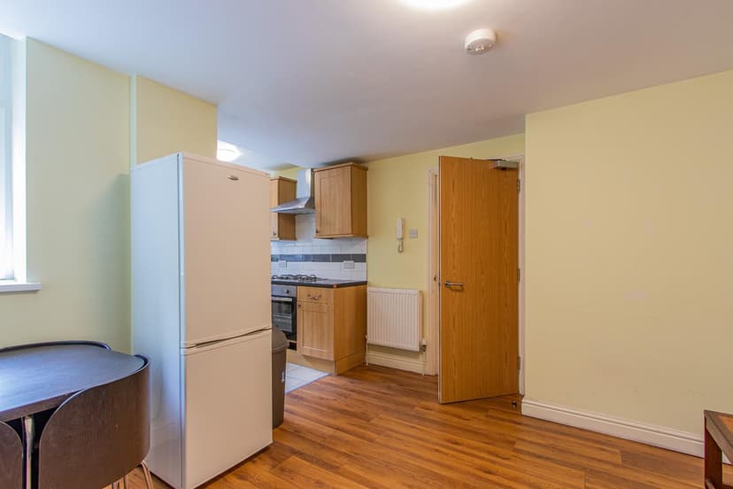 2, 11 Richmond Crescent - Image 4