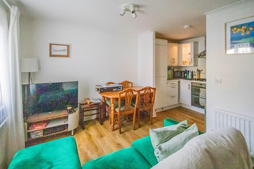 Room, 60 Montreal Avenue - Image 7