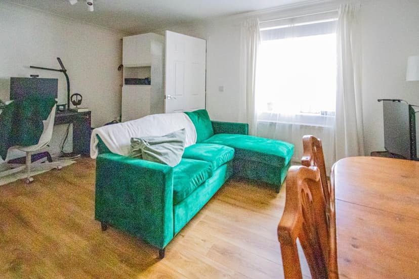 Room, 60 Montreal Avenue - Image 5