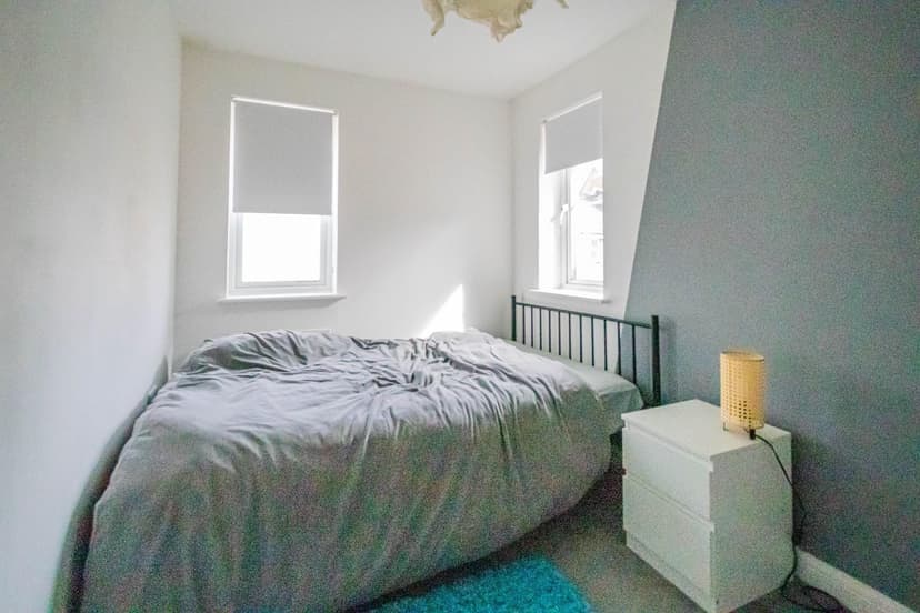 Room, 60 Montreal Avenue - Image 2