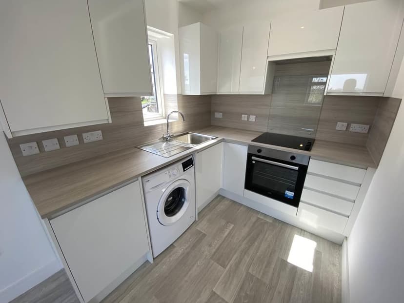 Flat 4, 30 Eastlyn Road - Image 2