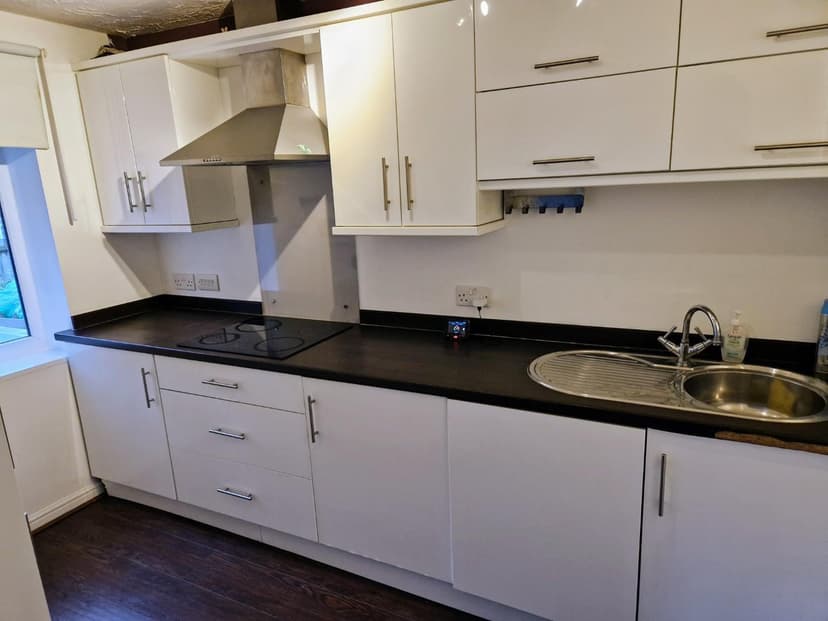 21 Hallen Close - Image 2